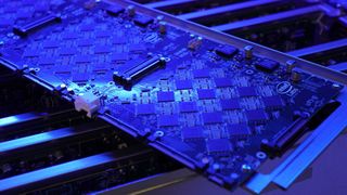 Intels neuestes neuromorphisches System, „Pohoiki Springs“, vom März 2020, integriert 768 neuromorphische Chips „Loihi“, je maximal 32 pro jedem der 24 „Nahuku“-Boards, in einem 5U-Gehäuse. (Intel Corporation)