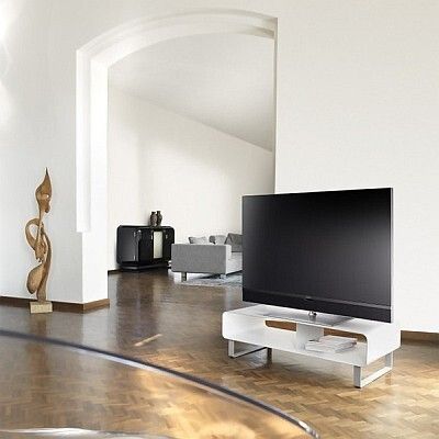 Neuheiten 2015 von Metz: Wenige Monate nach dem Neustart präsentiert Metz auf der IFA sein neues Sortiment. Besonders berücksichtigt werden dabei die UHD-Ausrichtung, eine Weiterführung der Größe 32‘‘ sowie die ausgezeichnete Soundqualität:Der Planea ist als modernes UHD-Gerät in den Bildschirmdiagonalen 55, 49 sowie 43 Zoll erhältlich – um eine platzsparende Variante anzubieten, gibt es den Planea außerdem in praktikablen 32 Zoll mit einem Full HD Panel. Das elegante Design des Planea überzeugt durch einen edlen umlaufenden Alur-ahmen. Ein spezieller Tischfuß rundet das Erscheinungsbild des Planea sehr gelungen ab. Modernste UHD-Auflösung (Full HD bei Planea 32), ausgereifte 3D-Technologie, WLAN sowie das komfortable Metz Bediensystem machen den neuen Planea zu einem Fernseher auf dem neuesten Stand der Technik. Darüber hinaus verfügt die exklusive Slim Line Soundbar des Planea über 4 nach vorne abstrahlende Lautsprecher mit einer besonders hohen Leistungs-fähigkeit.Für noch feinere Fernsehmomente hat Metz seinen Topas mit einem hochauf-lösenden UHD-Display versehen. Auf der Bildschirmdiagonale 55 Zoll (140 cm) eröffnet der mit silber eloxiertem Aluminium veredelte Topas UHD Media twin R großartigen Fernsehgenuss. Dank des Twin-Multi-Tuners (2x DVB-C/T/S2) und des integrierten 1-TB-Digital-Recorders lassen sich sogar bis zu zwei Sendungen gleichzeitig aufzeichnen, während man eine dritte ansieht. Das einzigartige, sogar abnehmbare Soundmodul des Topas UHD leistet satte 70 Watt und verfügt über 4 Lautsprecher.Das überaus erfolgreiche Metz Einstiegsmodell geht in die nächste Generati-on: Der Pureo wurde überarbeitet und ist nun in den Bilddiagonalen 49, 43 sowie weiterhin in praktikablen 32 Zoll erhältlich. Optisch überzeugt er durch eine noch schlankere zeitlose Formgebung sowie mit seinen neu gestalteten, eleganten Triangel-Füßen. Aber nicht nur was das Design angeht, hat der neue Pureo jede Menge zu bieten, sondern auch die technische Ausstattung kann sich sehen l (Bild: Metz)