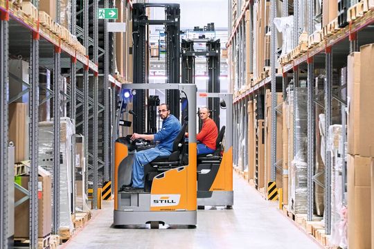 Die Struktur der Lagerbereiche bei Siemens-WKC wurde effizienter gestaltet und die Kapazität auf 12.000 Paletten erweitert. Die Struktur der Lagerbereiche bei Siemens-WKC wurde effizienter gestaltet und die Kapazität auf 12.000 Paletten erweitert.