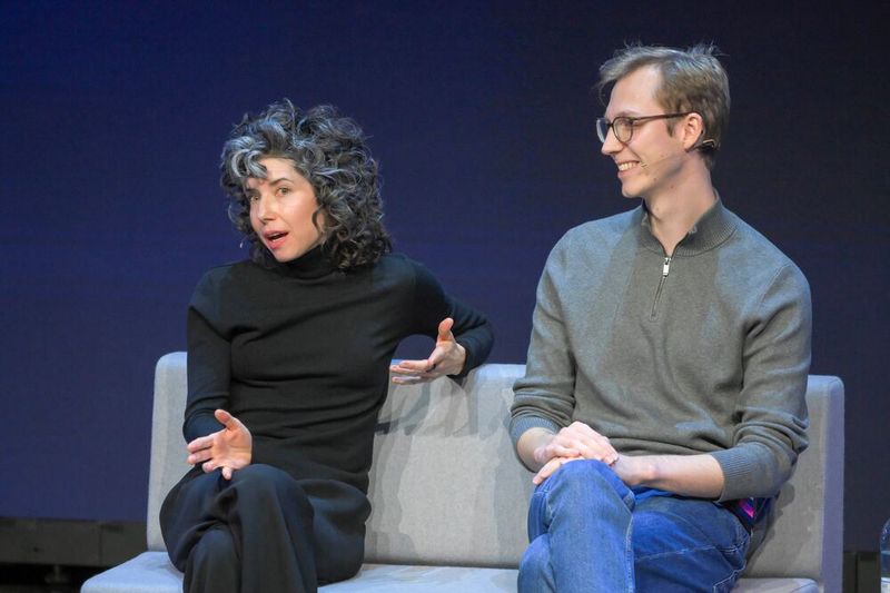 Meredith Whittaker, President und Board Director oder Signal Foundation teilt sich das Podiumssofa mit Max Junestrand, Mitgründer und CEO von Legora.  (Bild: AI Finland)