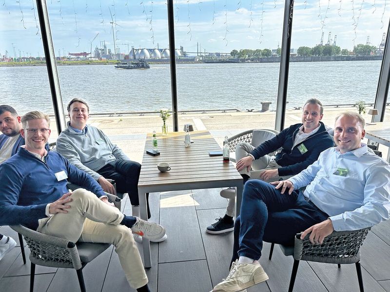 (v. l.) Phillip Blume (ACER), Florian Rüther und Leon Marzio (Computacenter) und Tobias Knetsch (ACER) sitzen lieber im Schatten. (Bild: Vogel IT-Medien)