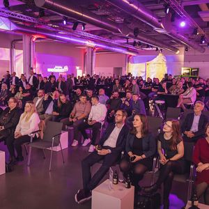 Über 200 Besucher folgten der Einladung und nahmen an der Verleihung teil, um zu erfahren, wer auf dem Treppchen in diesem Jahr ganz oben steht. (Bild:  Stefan Bausewein)