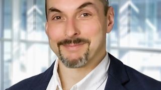 Holger Schuh von Henkel: „Die Integration von Simulationstechniken, künstlicher Intelligenz (KI), zirkulärer Entwicklung und Big-Data-Management bietet Entwicklern neue Perspektiven für verbesserte TIMs.“ (Bild: Henkel)