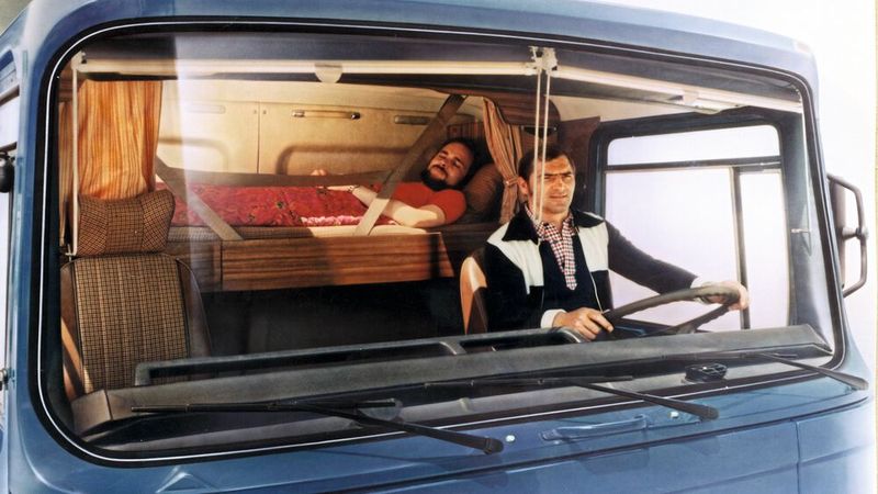 Ende der Sechzigerjahre löste das neue Fahrerhaus F7, das in Kooperation mit dem französischen Nutzfahrzeughersteller Saviem entstanden ist, die „Pausbacke“ ab. Die Kabine gab es in drei verschiedenen Varianten. Hier die Großraumkabine mit Schlafliegen. Zwar länger als die Ausführungen für Nah- oder Verteilerverkehr, aber alle in derselben Höhe. Das Hochdach war noch kein Thema. (Bild: MAN)