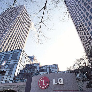 Platz 7: LG Chem, SüdkoreaUmsatz: 16 Mrd. EuroGewinn: 1,5 Mrd. EuroBeschäftigte: 10.775 (in Südkorea)Standorte: weltweit in über 20 LändernHauptsitz: Seoul, SüdkoreaGeschäftsführung: Peter Bahnsuk Kim, CEOBranche: Petrochemie, EnergieProdukte: Grundchemikalien, Kunststoffe, Batterien, Elektronische Werkstoffe (Bild: Wikipedia)