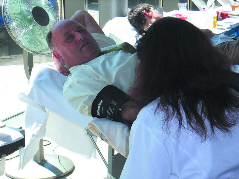 Seniorchef Helmut Peter bei der Blutspendeaktion im Autohaus. (Archiv: Vogel Business Media)