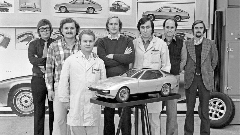 Projekt EA 425: Designer Harm Lagaaij (Mitte, mit dunklem Pullover) und sein Team mit einem frühen Tonmodell des späteren 924. Er sei „italienisch beeinflusst“ gewesen, sagt Lagaaij heute. (Bild: Porsche AG)