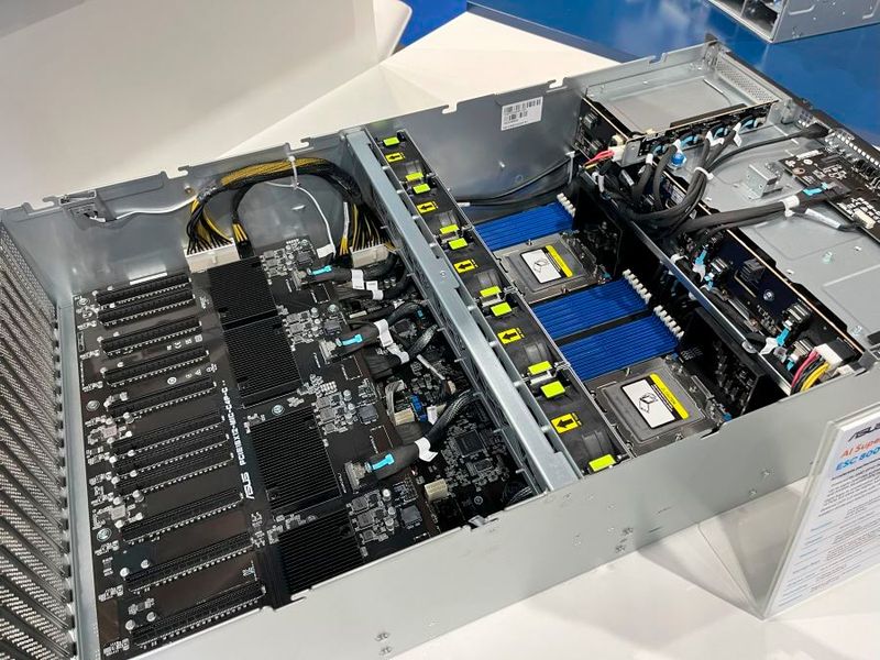 Das Training der KI-Modell erfordert immer leistungsfähigere Rechensysteme, wie beispielsweise AI-Supercomputing-Plattformen von Asus (im Bild die ESC 8000A-E12P). (Bild: Elke Witmer-Goßner)