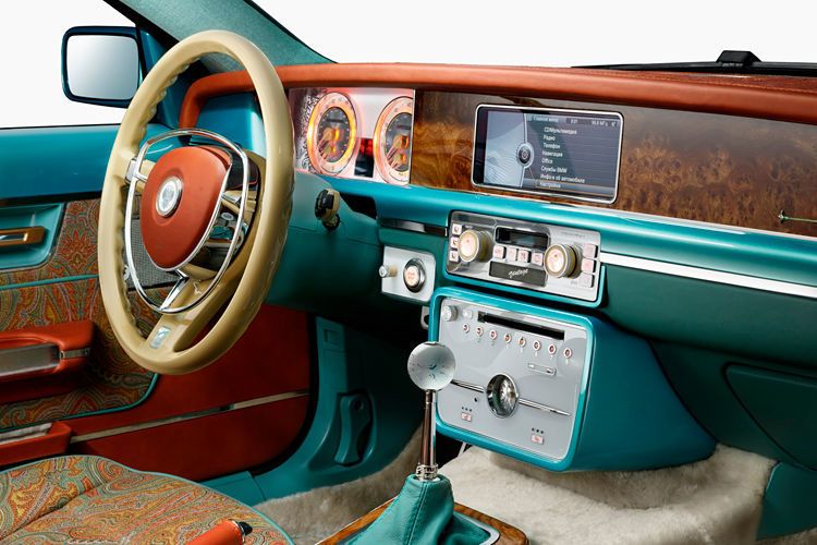 Im Gegensatz zu diesem Retro-Look ist das Infotainmentsystem auf dem neuesten Stand. (Foto: Bilenkin Classic Cars)