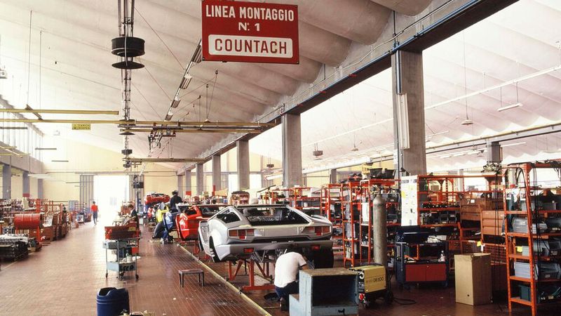 Die Linea Montaggio N. 1 Countach von 1974 sieht zwar heute deutlich anders aus, sie existiert jedoch noch. Aktuell wird dort der neue Zwölfzylinder-Plug-in-Hybrid Revuelto montiert. (Bild: Lamborghini)