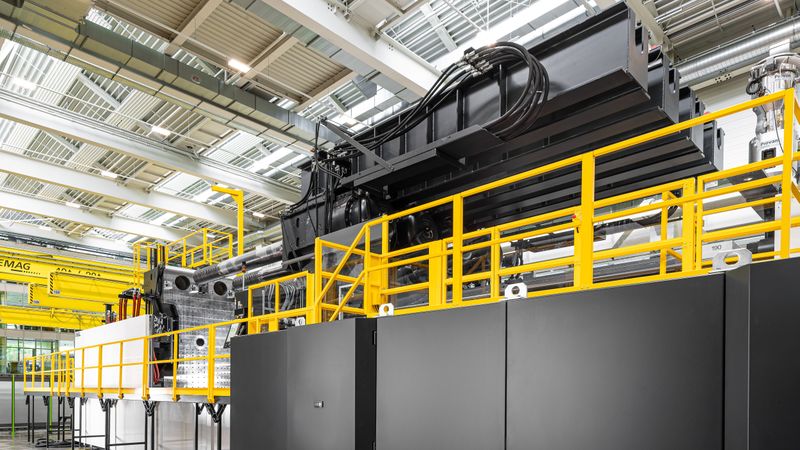 Als größte Spritzgießmaschine der Welt ermöglicht die Engel Duo 12000 US die wirtschaftliche Herstellung großformatiger Spritzgießbauteile in bisher unerreichten Dimensionen.(Bild:  Engel)