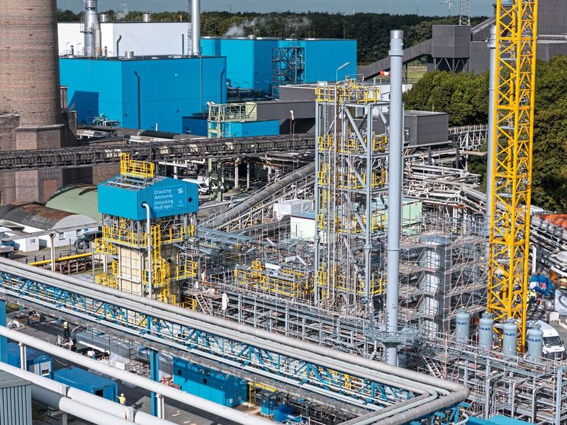 Herzstück der Anlage ist der Reaktorbereich (links im Bild). Dort führen sieben Stahlrohre durch eine Brennkammer. Dort soll ein Katalysator die Ammoniakspaltung bei hohen Temperaturen unterstützen. (Bild: thyssenkrupp Uhde)