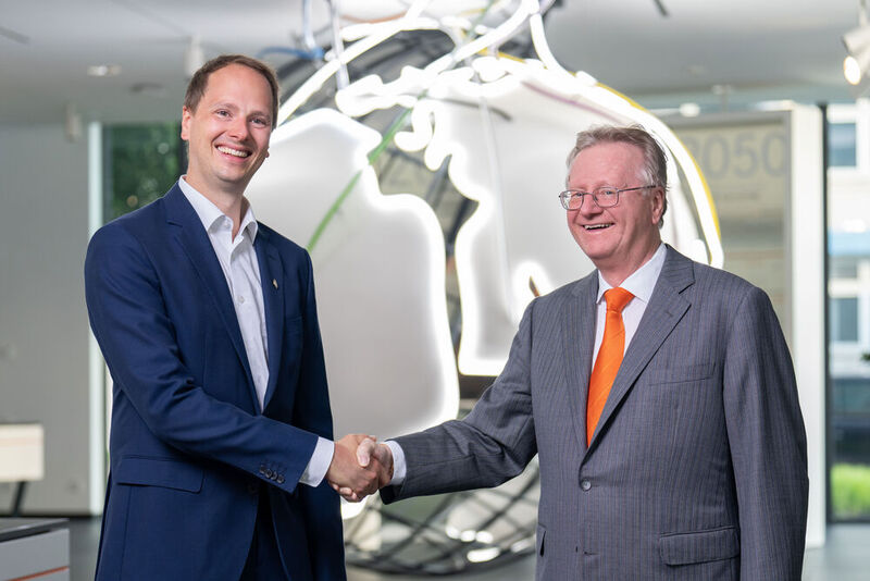 In dritter Generation! Zum 1. Oktober 2022 wird Matthias Lapp (links) den Vorstandsvorsitz der Lapp-Gruppe übernehmen. Sein Onkel Andreas, der ihm hier gratuliert, wird dann ausscheiden.