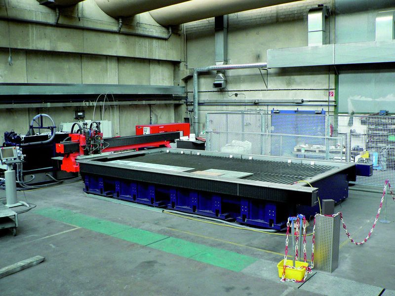Individuelle Zuschnitte mit dem Wasserstrahl sind gefragt. Die Sybille Hinz Metallverarbeitung bietet mit der neuen Byjet 6030 von Bystronic jetzt in Bebra das komplette Leistungsspektrum für die Kunden. Bild: Sybille Hinz Metallverarbeitung (Archiv: Vogel Business Media)