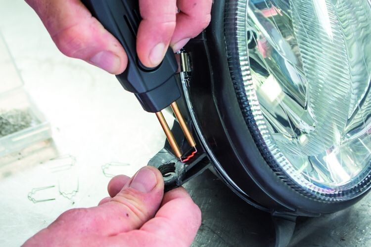 Die Reparatur der abgebrochenen Lasche gelingt nur durch die Verstärkung mit Draht. (Foto: Vigor)