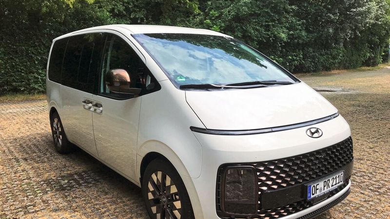 Markanter Kühlergrill, quadratische Leuchten, LED-Tagfahrleuchte über die gesamte Fahrzeugbreite – der Hyundai Staria fährt mit einigen optischen Hinguckern vor. (Bild: Wolfgang Michel – VCG)