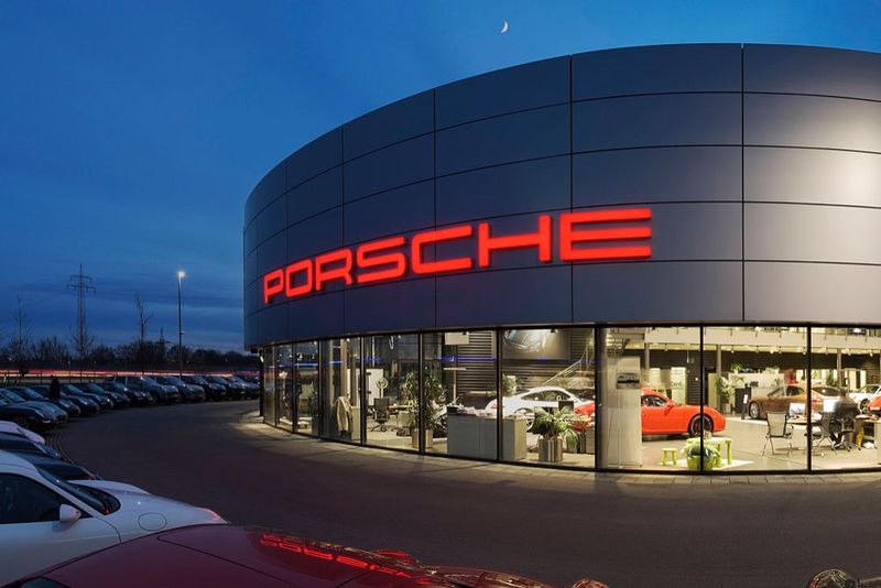 Das Steckenpferd von Seniorchef Jörg Seitz ist Porsche, hier das Autohaus in Augsburg. Für Porsche will er auch weiterhin im Unruhestand zuständig bleiben. (Bild: Seitz)