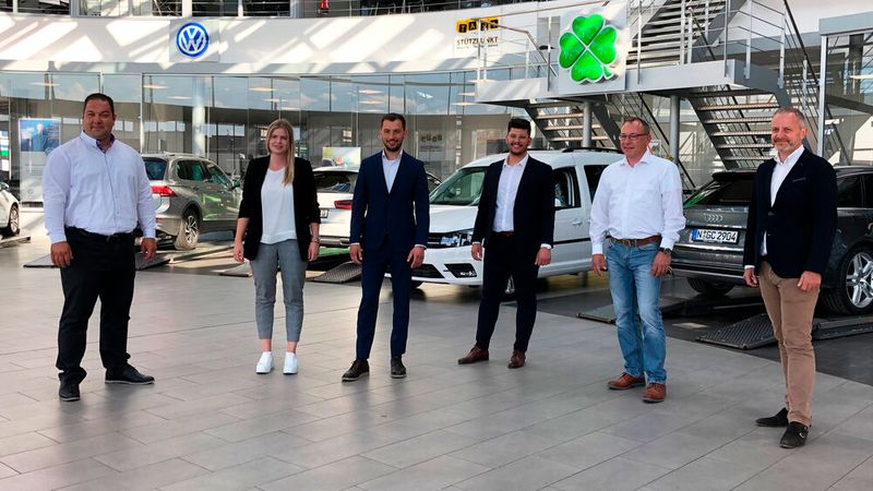 Ihre Pläne und Strategien brachten der Jury (v.l.n.r.) Alisan Erdogan, Kathrin Feser, Tolga Dogan, Attila Dogan (alle Fahrzeugpool 24), Oliver Liersch (IT-Leiter der Feser-Graf-Gruppe) und Markus Kugler (Geschäftsführer der Holding) näher. (Bild: Seyerlein/»kfz-betrieb«)