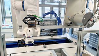 Europa ist bei Batterierohstoffen von Asien abhängig. Gleichzeitig steigt der Bedarf an Batterien für die Energiewende. Einen Ausweg aus dem Dilemma weist das direkte Recycling von LFP-Batterien, wie es am ISC in Würzburg entwickelt wurde. Hier eine Demontageeinheit bei der Arbeit ... (Bild: Fraunhofer ISC)