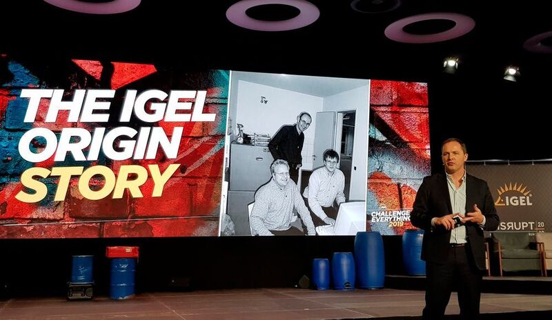 Jed Ayres, Global Chief Marketing Officer bei Igel, zeigte zu Beginn seiner Keynote ein Foto mit den drei Igel-Gründern aus dem Jahr 1989. (Stefan Girschner)