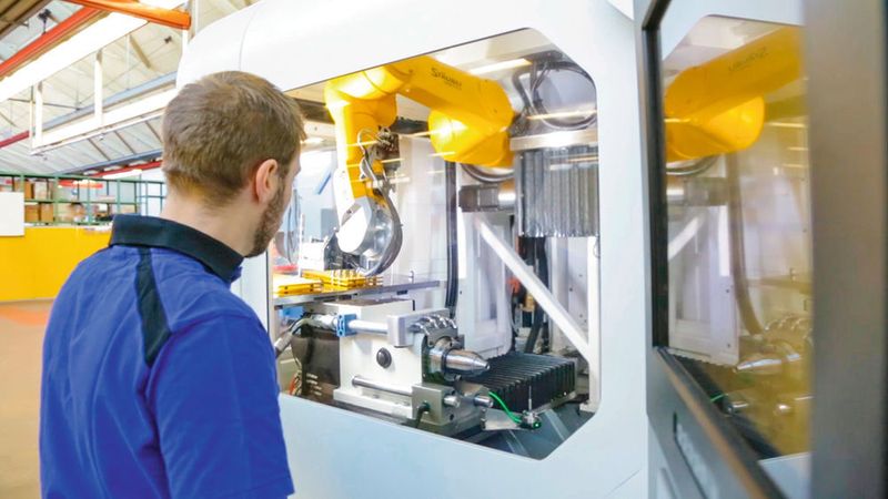 Da der TX60L-Roboter vollständig in das Maschinengehäuse integriert ist, wird kein zusätzlicher Platz benötigt. (Stäubli)