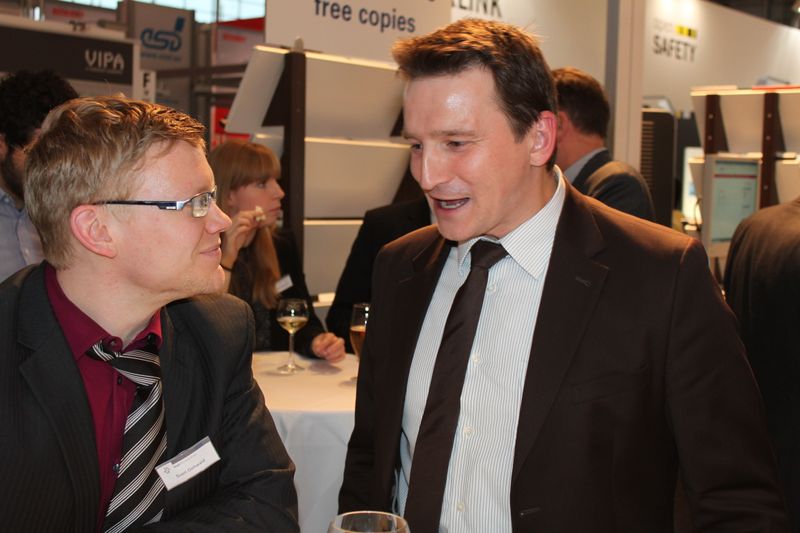 Am Dienstagabend wurde bei der Vogel Business Media am Messe-Stand in Halle 9 traditionell auf eine erfolgreiche Hannover Messe 2014 angestoßen. Gute Gespräche und Live-Musik von der Band „Famos“ sorgten bei den zahlreichen Standpartygästen für eine ausgelassene Stimmung. (Siegl/Vogel Business Media)