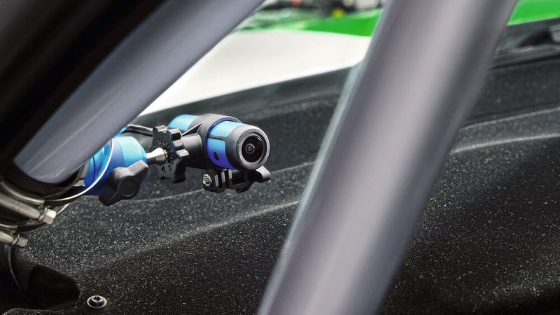 An Bord finden sich zahlreiche Features aus dem Skoda Fabia Rally 2 Evo, etwa zwei Kameras mit Mikrofonen ... (Bild: Skoda)