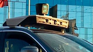 Bei aktuellen Roboterauto-Prototypen wird der Lidar-Sensor in der Regel auf dem Dach montiert und mit einem rotierenden Spiegel versehen, wodurch der Sensor ein 360-Grad-Bild liefert.  (Uber)