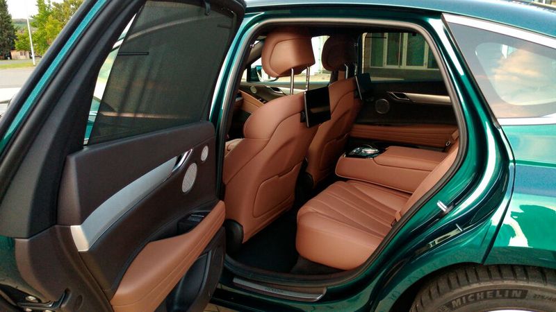 Im Fond ist ordentlich Platz. Die Mitfahrer haben jeweils einen Bildschirm zur Verfügung. Die Inhalte lassen sich per Touch steuern, oder mittels Dreh-Drücksteller, den es auch hinten gibt. (Bild: Thomas Günnel/Automobil Industrie)