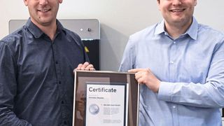 Martin Stöcker von das Dokuteam NordWest empfängt das Reseller-Zertifikat von Dominik Solenicki, CEO von Sintratec.  (Sintratec)