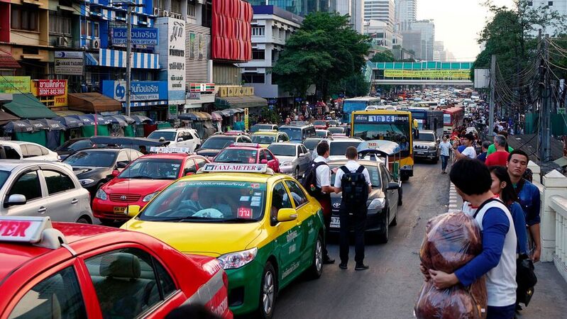 Die Regierung will umweltfreundliche Busse in Bangkok einsetzen. 