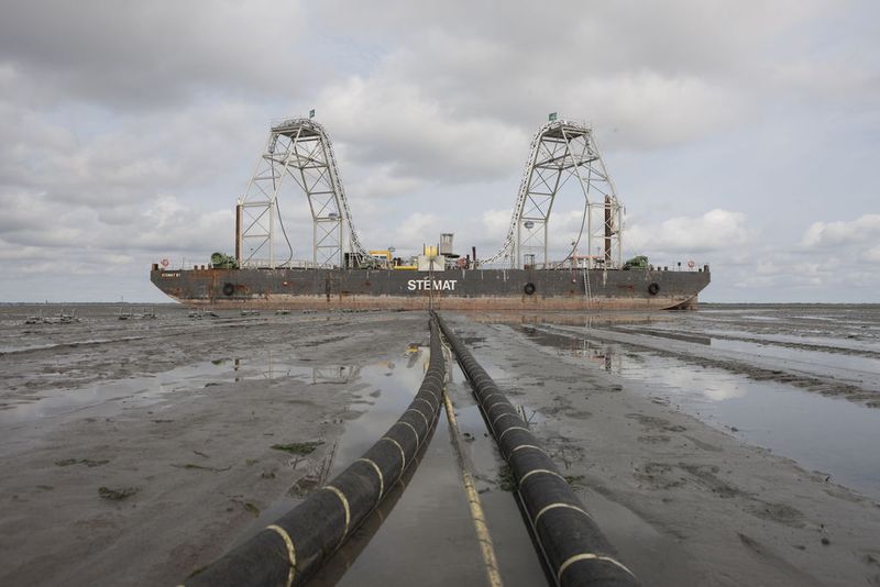 Von der 10-Meter-Tiefenlinie auf See Richtung Strand wurde das Kabel mithilfe der „Nostag“ verlegt. Bild: ABB/transpower (Archiv: Vogel Business Media)