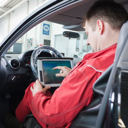 Das KBA droht Update-Verweigerern seit letztem Jahr mit der Stilllegung ihres Fahrzeugs.(Bild:  ZDK)