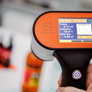 Gemeinsam mit Industriepartnern haben Bochumer Forscher ein neues Messgerät entwickelt, das den Kohlensäuregehalt in Getränkeflaschen bestimmt.(Bild:  RUB, Marquard)