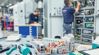 Neue Wege im Schaltschrankbau: Digitale Daten werden nicht nur für die Planung, sondern für alle Prozessschritte der modernen Fertigung genutzt. (Bild: Phoenix Contact)