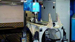 Bild 1: Portalfräsmaschine zur Präzisionsbearbeitung. Damit kann eine Ebenheit mit maximaler Abweichung um 10 µm pro Meter Länge erzeugt werden. Bild: Heidenreich & Harbeck (Archiv: Vogel Business Media)