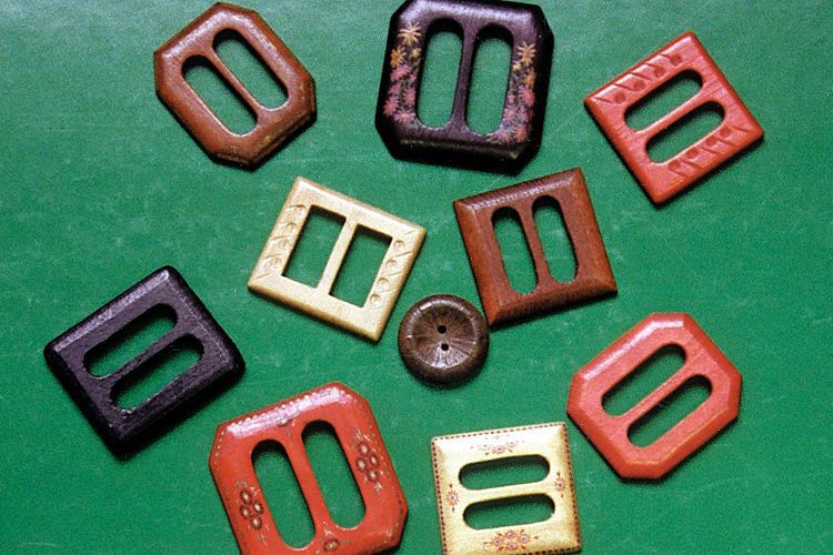 Im Jahr 1946 produzierte Schaeffler Gürtelschnallen und Knöpfe aus Holz. (Schaeffler)