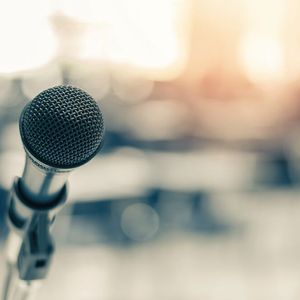 Das A und O bei einem Vortrag ist, dass Ihr Zuhörer versteht, was Sie ihm mitteilen wollen. Insbesondere Ihre Sprechweise nimmt viel Einfluss darauf. Ob nun durch zu leises oder zu langsames Reden oder Nuscheln – viele Faktoren können dazu führen, dass Ihr Zuhörer Sie nicht versteht und Sie weniger kompetent wirken. Versuchen Sie daher, mit lauter und klarer Stimme zu sprechen und Füllwörter wie „Ähh“ oder „Öhh“ zu vermeiden.(Bild:  © Chinnapong - stock.adobe.com)