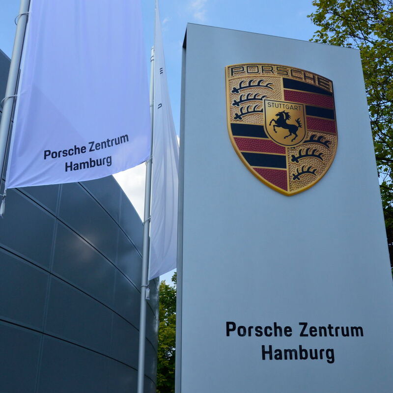 In der Porsche-Niederlassung Hamburg sorgt ein Onlineverkäufer für Reaktionsschnelligkeit und Verbindlichkeit im Kundenkontakt. Der herstellereigene Betrieb baut aktuell eine „Digital Unit“ auf.
