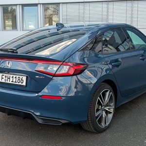 Unverändert geblieben ist hingegen das gelungene Design des flachen, coupéhaften Hecks. Neu ist die dezente Außenlackierung Seabed Blue.(Bild:  Simon – VCG)