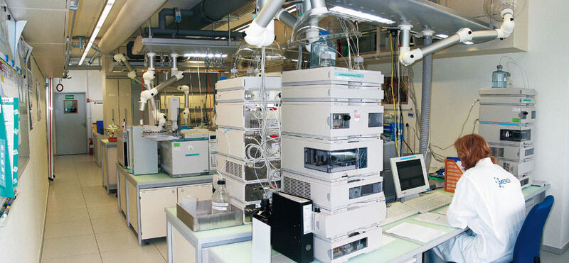 Abb.1: Das neue Chromatographielabor
mit HPLC und
GC-Chromatographen. (Archiv: Vogel Business Media)