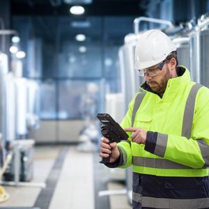 Grâce à un support, les utilisateurs peuvent associer la version Grip aux smartphones « Smart-Ex 03 » et « Smart-Ex 203 » pour former un Smart Grip.(Image : Pepperl+Fuchs)