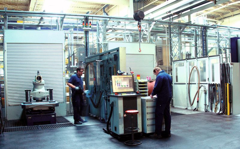 Ein Multi-Level-System (MLS) von Fastems mit einer MMS-Leitwarte (Bildmitte). (Bild: Fastems)