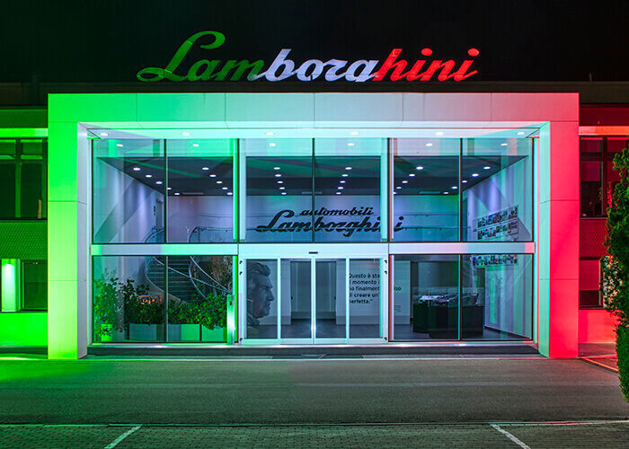 Als Zeichen des Zusammenhalts erleuchtet derzeit jede Nacht das Gebäude des historischen Lamborghini-Werksgeländes in Norditalien in den Farben der italienischen Flagge. (Lamborghini)