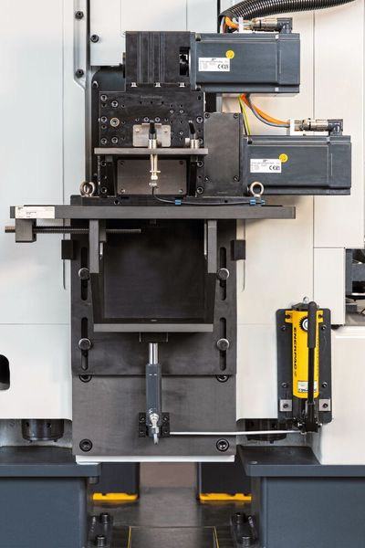In die Servo-Hub-Presen ist das Nidec SYS AC-Servo-Vorschubsystem PV-200 integriert. (Bild: Nidec SYS)