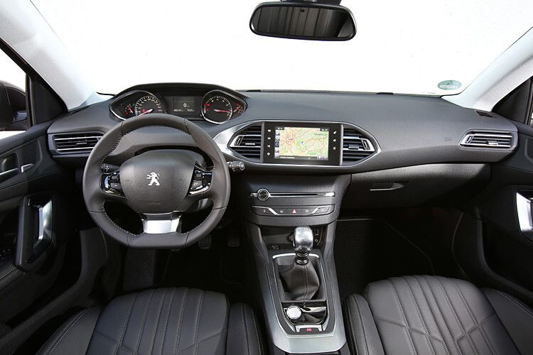 Auffällig im Innenraum: Das Kombiinstrument ist sehr hoch angeordnet, ... (Foto: Peugeot)