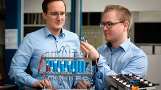 Tom Ruether (r.) und Gregor Ohnemüller arbeiten an der Refabrikation von Akkupacks. Mit einer neuen Analysemethode kann der Alterungszustand von Batterien schnell bewertet werden. (Bild: Jürgen Rennecke - UBT)