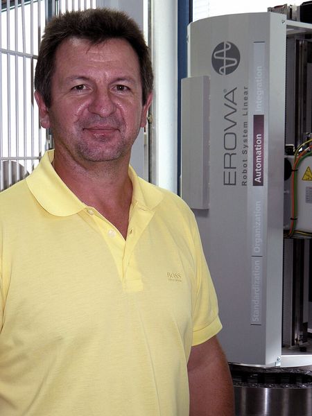 Uwe Wirth, Geschäftsführer der Rebhan Werkzeugbau GmbH: «Wichtig war uns, dass die Anlage auch in der mannlosen Zeit fehlerfrei arbeitet. Das tut sie und das ist unser grösster Gewinn.» (Bild: Erowa)