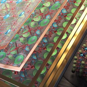 Forschende aus Jülich, Aachen, Stanford und Berkeley haben den schichtweisen Aufbau eines Katalysatormaterials untersucht (hier als einzelne Lagen (links) und in der vollen Kristallstruktur (rechts) dargestellt) und herausgefunden, dass eine atomar dünne Oberflächenschicht die Aktivität für die Wasserspaltungsreaktion verdoppeln kann.