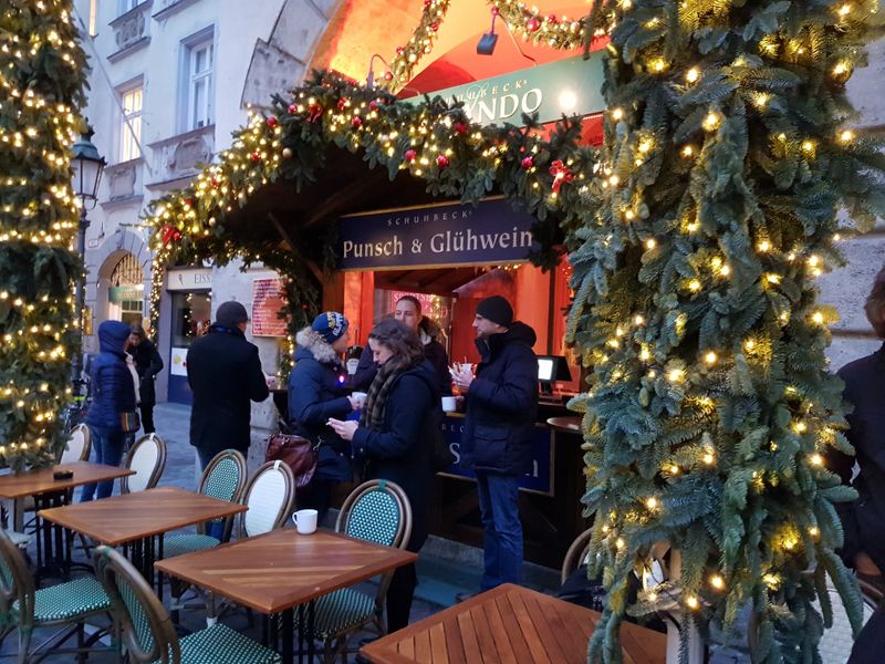 Warmen Glühwein, leckere Kartoffel-Trüffelsuppe und scharfe Würstchen gab es zur körperlichen Kräftigung. (Bild: IT-BUSINESS)